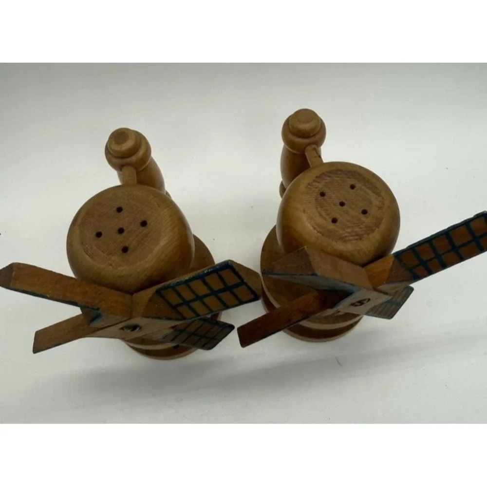 Wooden Windmill Salt Pepper Shakers Hand Painted‎ Rustic Cottage Dutch Kitchen